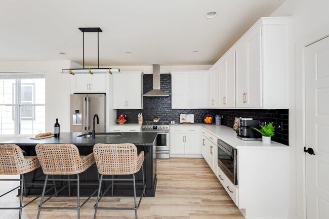 Building Photo - Fully Furnished - Designer Home (Flexible Lease Options)