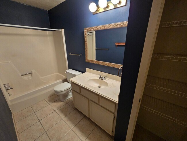 Building Photo - 2 Bed 1.5 Bath Condo in Bryan!