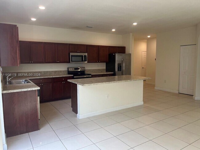 Building Photo - 191 SE 35 Ave