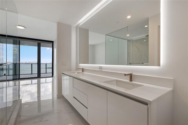 Building Photo - 700 NE 24th St