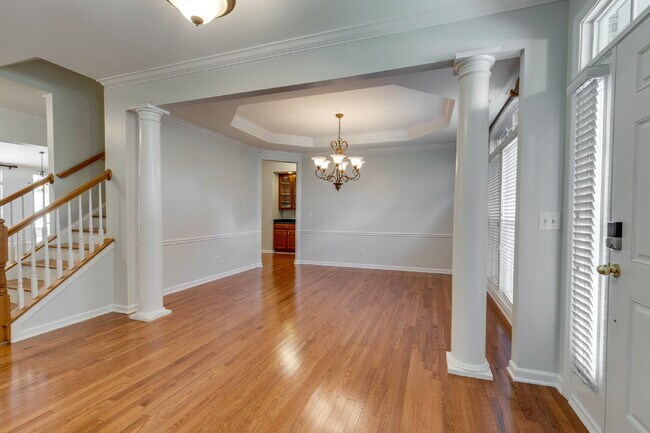 Building Photo - Luxury, Location, and Lifestyle on Rolling...