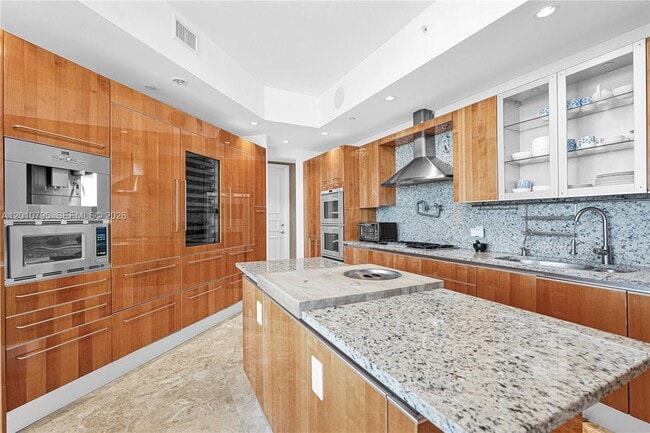 Building Photo - 16051 Collins Ave