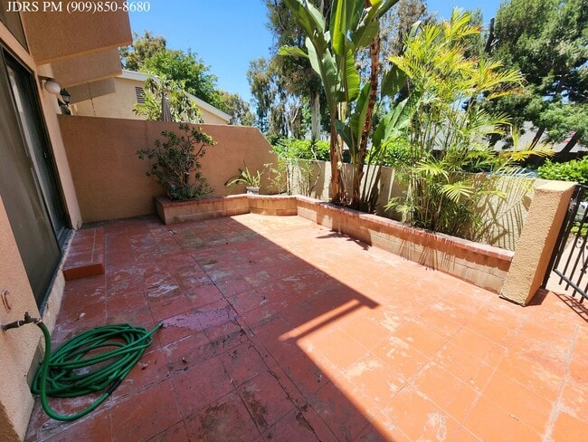 Building Photo - Fullerton 3 Bedroom Townhouse