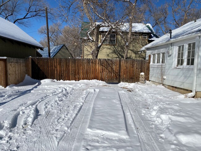 Building Photo - Comfortable Rancher on the West side!