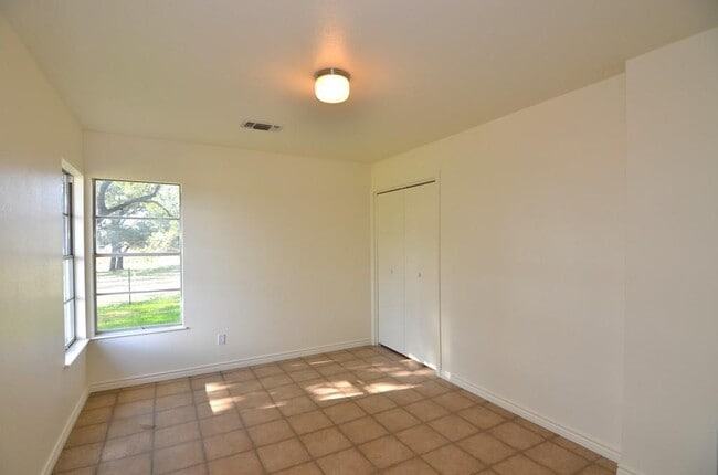 Building Photo - 182 Patten Dr