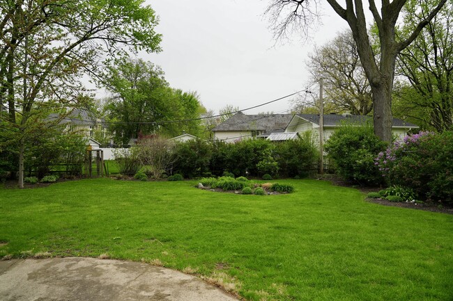 Building Photo - 211 Sandalwood Dr