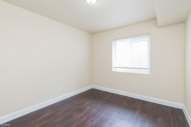 Building Photo - 5 br, 2 bath Triplex - 1842 N 17TH ST Unit...