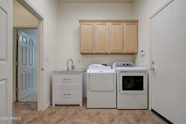 Building Photo - 2222 W Morse Ct