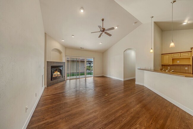 Building Photo - 832 Montclair Dr