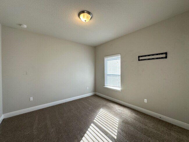 Building Photo - Gorgeous & Spacious
