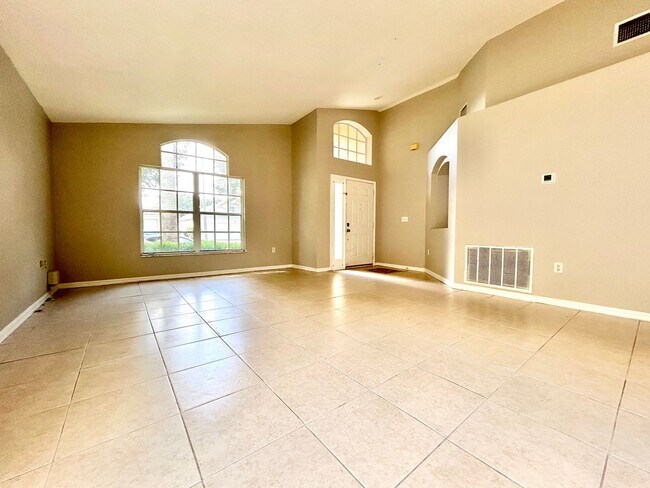 Building Photo - Davenport Gem: 4Bedrooms/ 2Baths pool home!