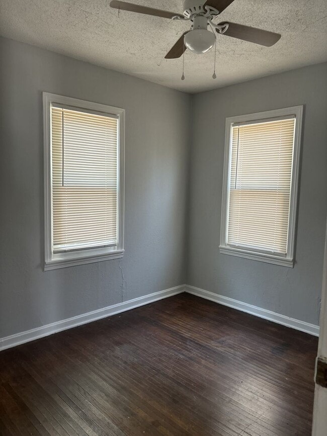 Building Photo - Cute 2 bedroom, 1 bath home in West Wichita