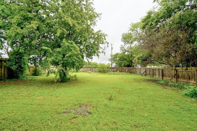 Building Photo - 505 Lbj Dr