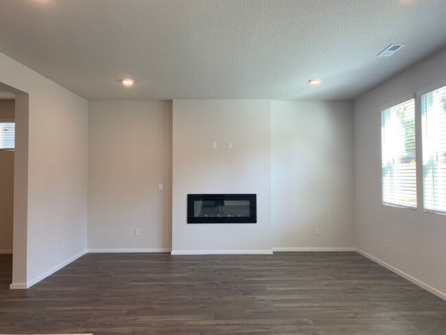 Building Photo - 4 BED/2.5 BATH PLUS A HUGE BONUS ROOM! HIGH END FINISHES! LARGE FENCED BACKYARD !