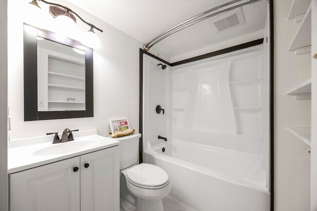 Building Photo - 370 Kawaihae St