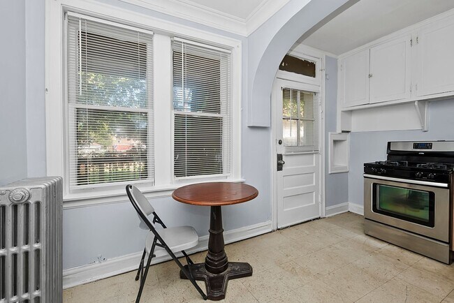 Interior Photo - 7258 S Artesian Ave