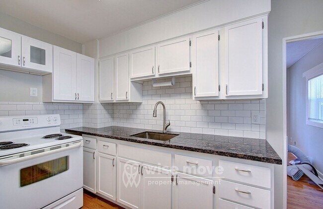 Building Photo - NW Greeley Duplex