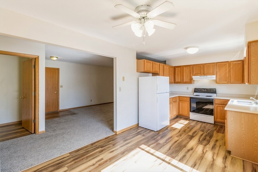 Building Photo - Mapleview Villa Apartments