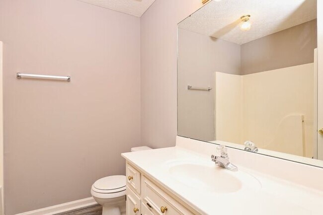 Building Photo - Gorgeous 3 Bedroom