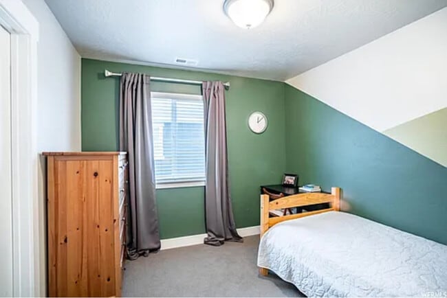 Building Photo - 5 bed 3.5 Bath Townhome.