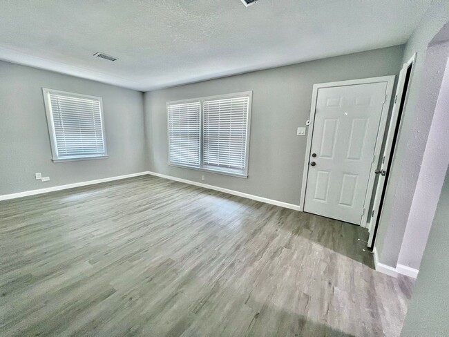 Building Photo - Newly Renovate 4 bedroom 2 bath Home in Liberty, TX!