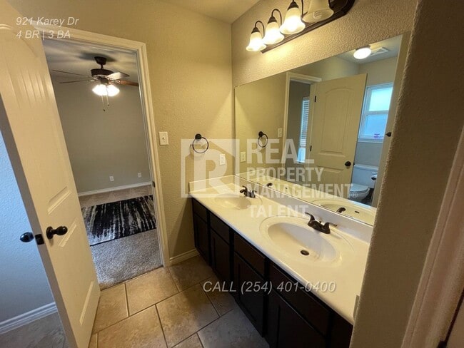 Building Photo - 921 Karey Dr
