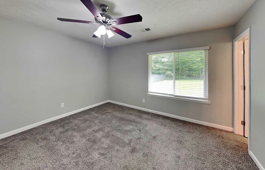 Building Photo - 2621 Hereford Ct SW