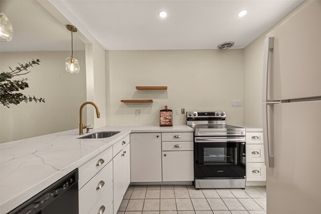 Building Photo - 5056 Glenmont Dr