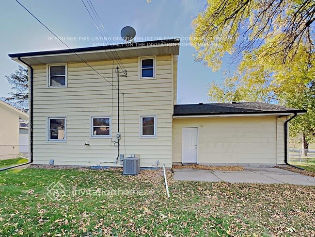 Building Photo - 2155 Edgebrook Ave