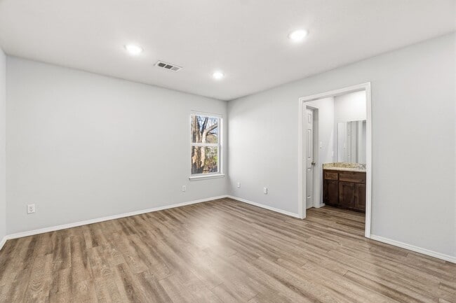 Building Photo - 2009 Knoxville St