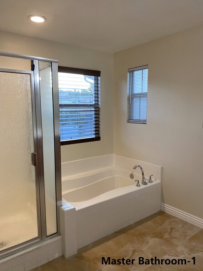 Building Photo - 31750 Paseo de Castaic