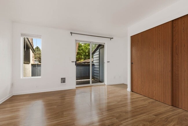 Building Photo - End-Unit Townhome in the Heart of Downtown Issaquah