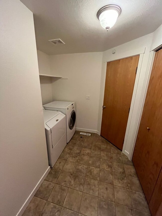 Building Photo - 3 Bed/2 Bath Single Level Home in NE Bend - Near St. Charles