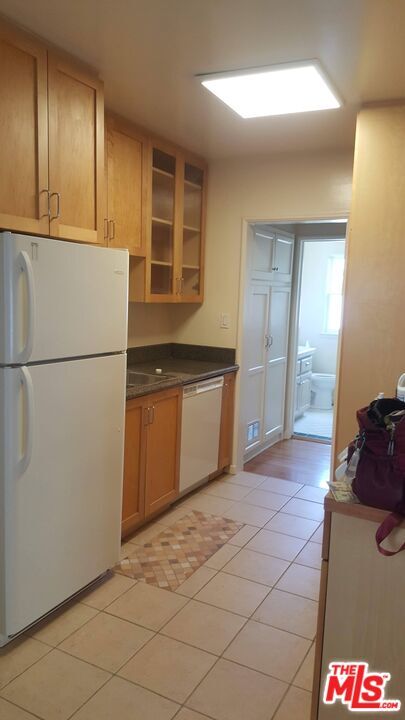 Building Photo - 304 S Reeves Dr