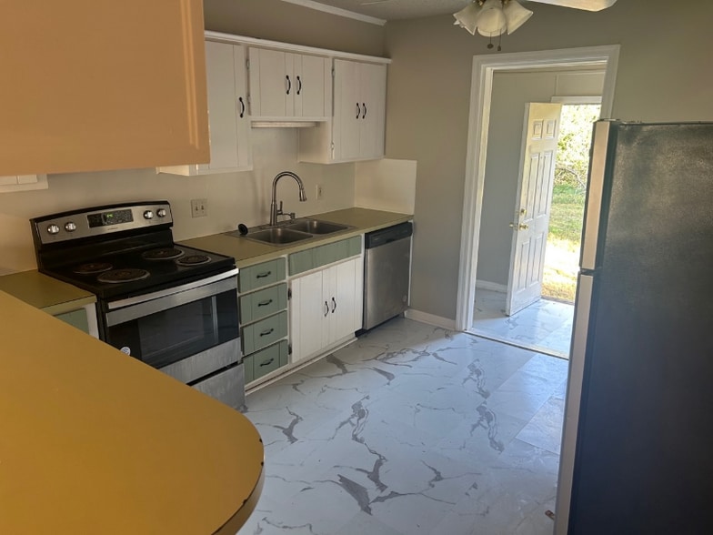 Building Photo - 5694 W 3rd St