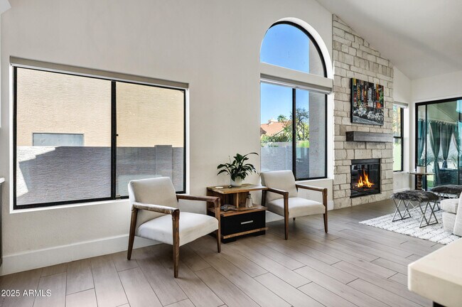 Building Photo - 10102 E Dreyfus Ave