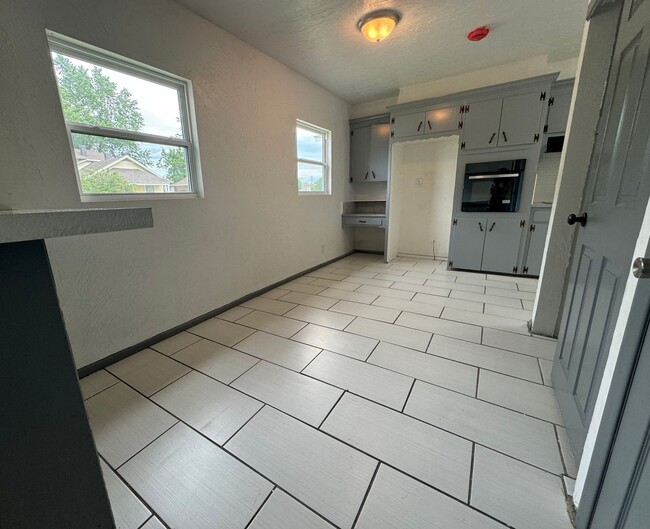 Building Photo - Cute 2 bedroom 2 bathroom home!