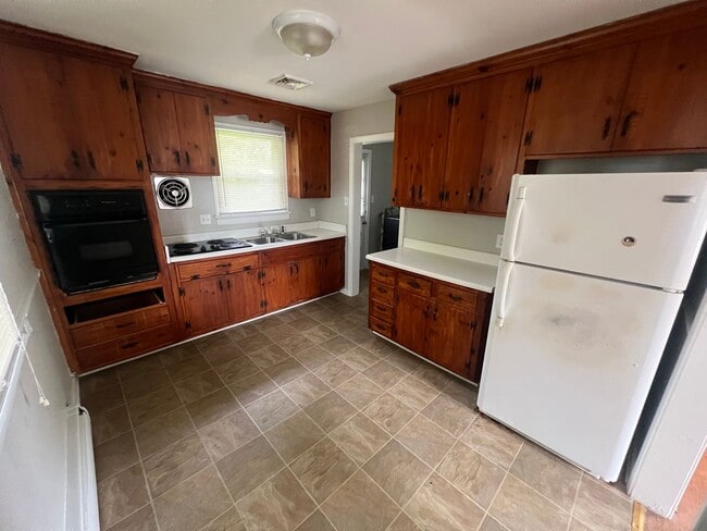 Building Photo - Very Spacious 3 bdrm/1 bth House Located i...
