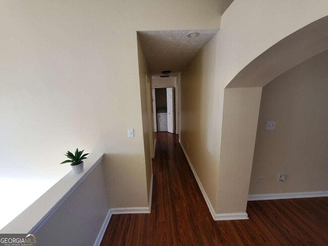 Building Photo - 5450 Twin Lakes Dr