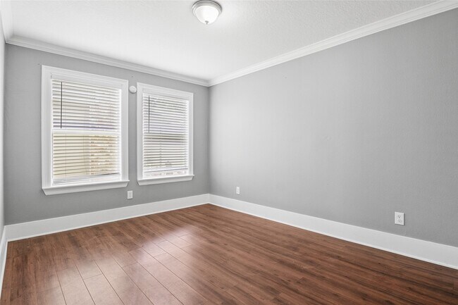 Building Photo - 2811 Oakland Brook St