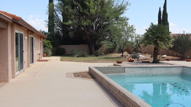 Building Photo - inground pool