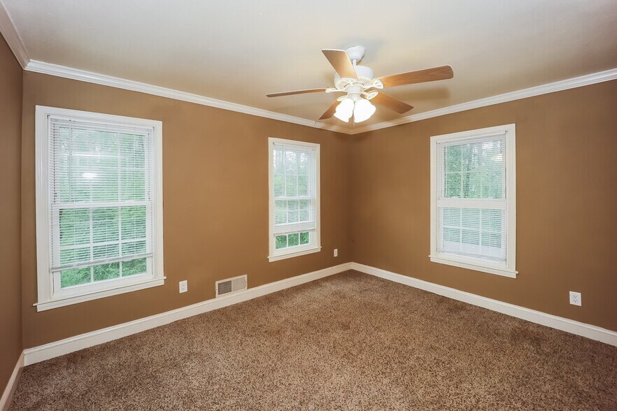 Building Photo - 395 Magmar Ln
