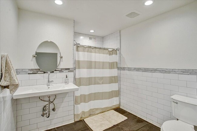 Building Photo - 8323 Northvale Way