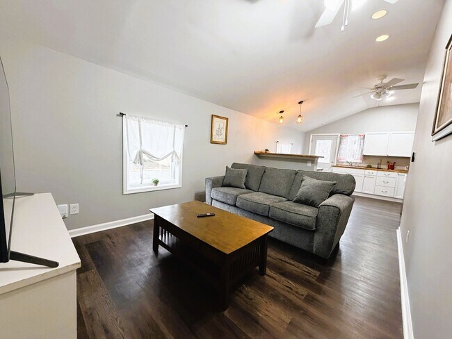 Building Photo - 512 S 6th St