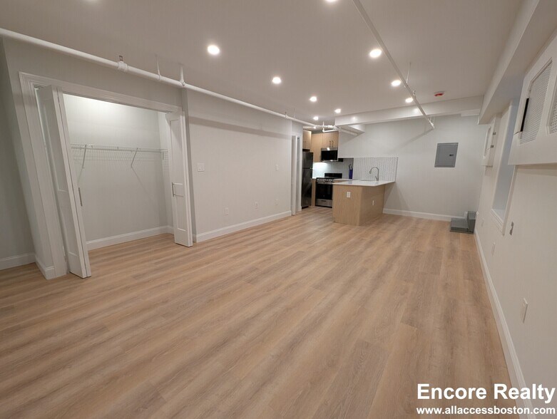 Building Photo - 2 Joy St