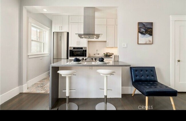 Building Photo - Charming Studio with Vintage Appeal