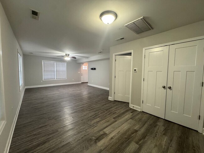 Building Photo - Spacious five bedroom, two bathroom home steps from WKU