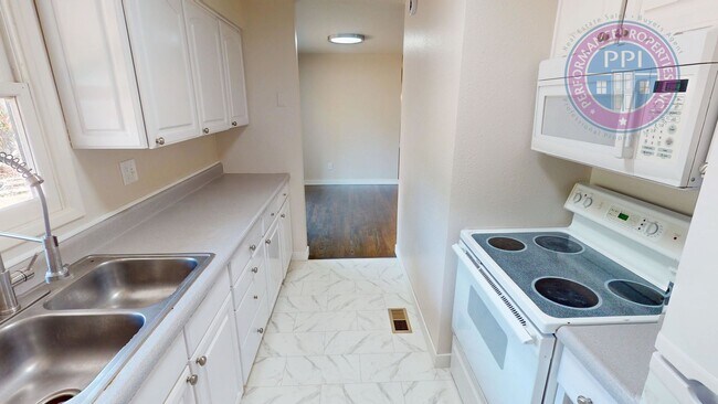 Building Photo - Lake Oswego - Single Level Ranch, Great Ne...