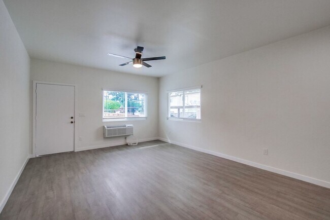 Building Photo - XL Studio - Newly renovated with large wal...