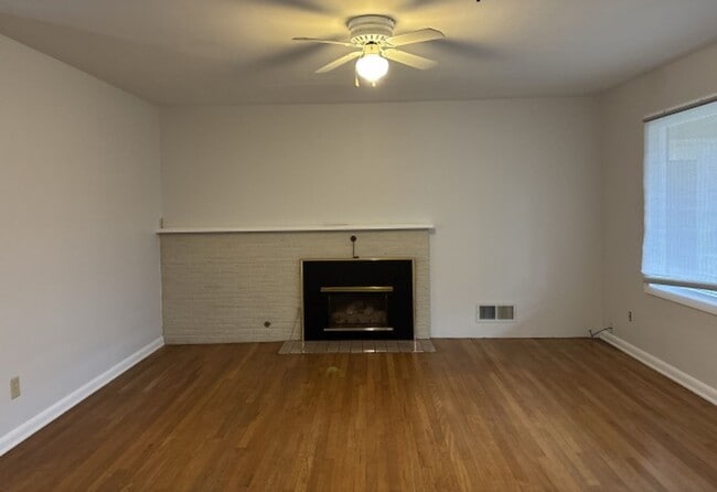 Building Photo - 3Bd/2Ba Single Story House - Available to View!